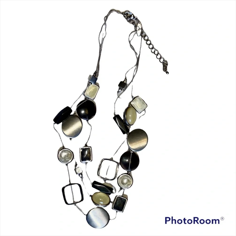 Vintage 3 strand multi medium necklace in silver in euc